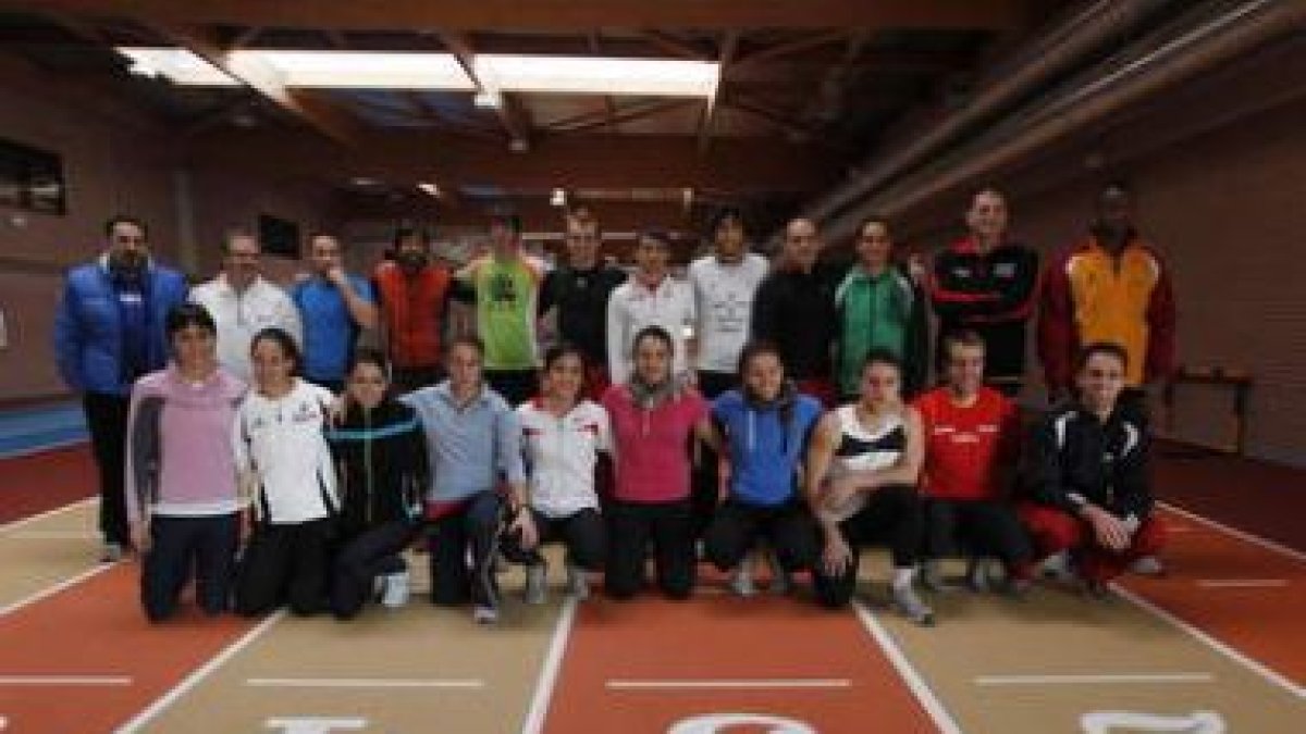 Foto de familia de los velocistas y entrenadores que trabajaron en el Ceard el fin de semana.