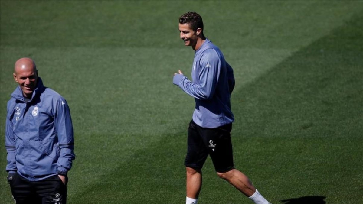 Zidane y Cristiano Ronaldo, durante el entrenamiento de este lunes en Valdebebeas.
