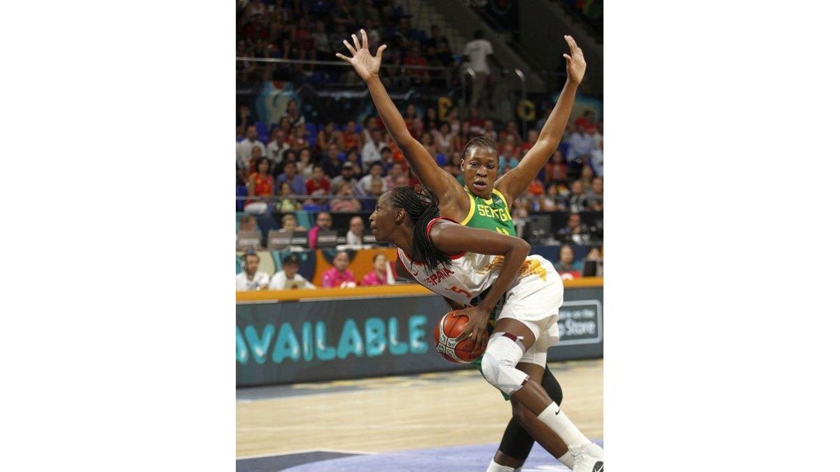 Astou Ndour realiza una maniobra de tiro durante el partido ante Senegal.