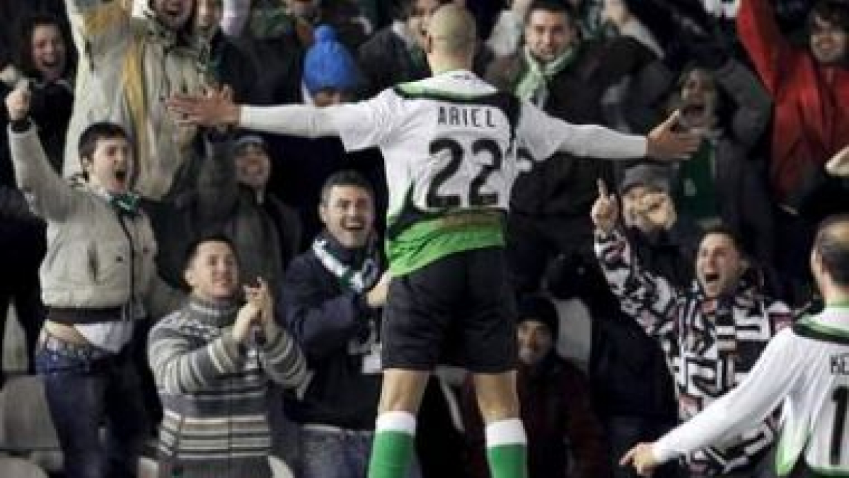 Ariel celebra su gol ante el Valencia que adelantaba a los locales.