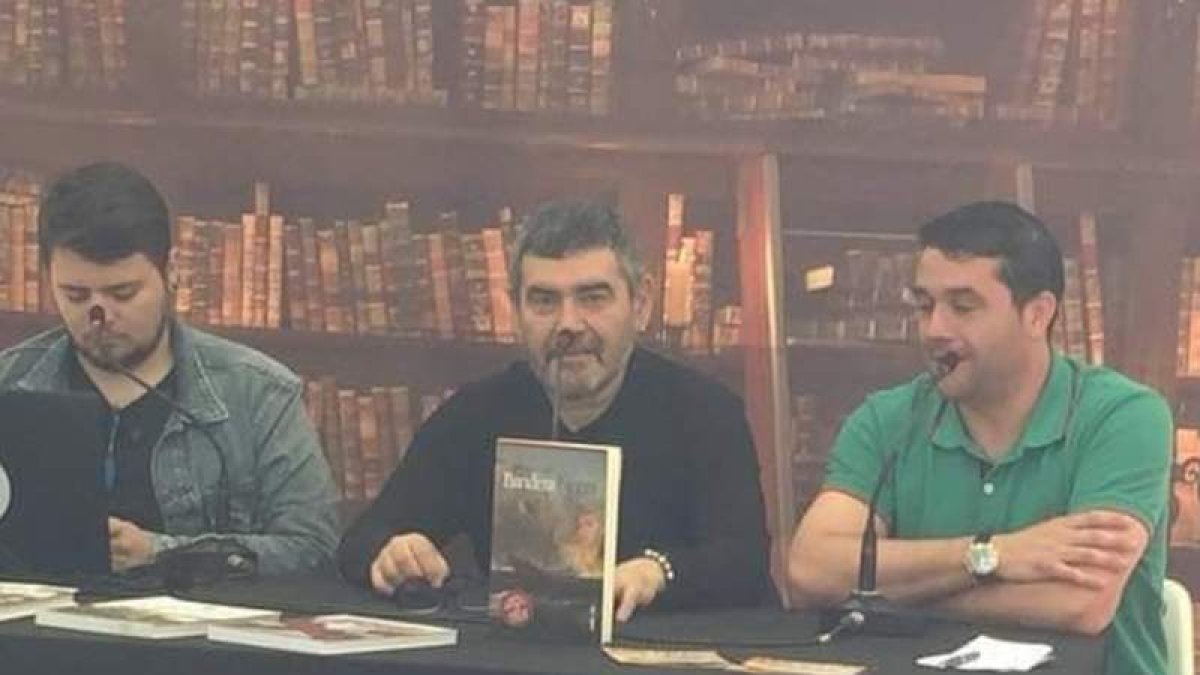 León Arsenal (centro) junto a Pedro Villanueva. FERIA DEL LIBRO