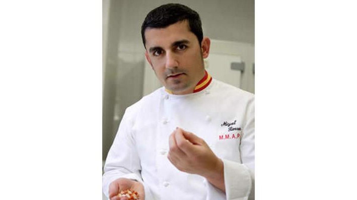 El pastelero Miguel Sierra muestra productos probióticos.