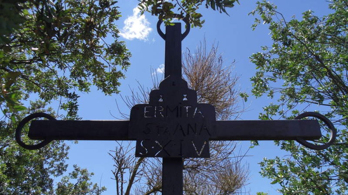 Cruz que recuerda la existencia de la ermita de Santa Ana de Grisuela del Páramo. BENÉITEZ