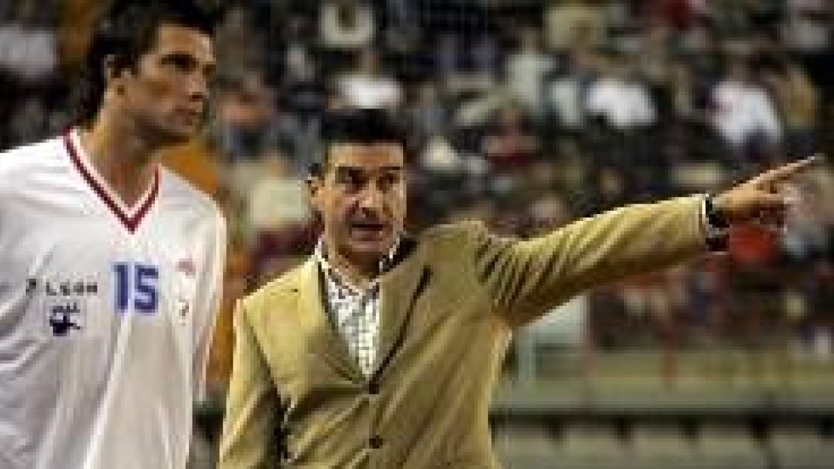 El entrenador del Ademar, Manolo Cadenas, da instrucciones a Kjelling en una imagen de archivo