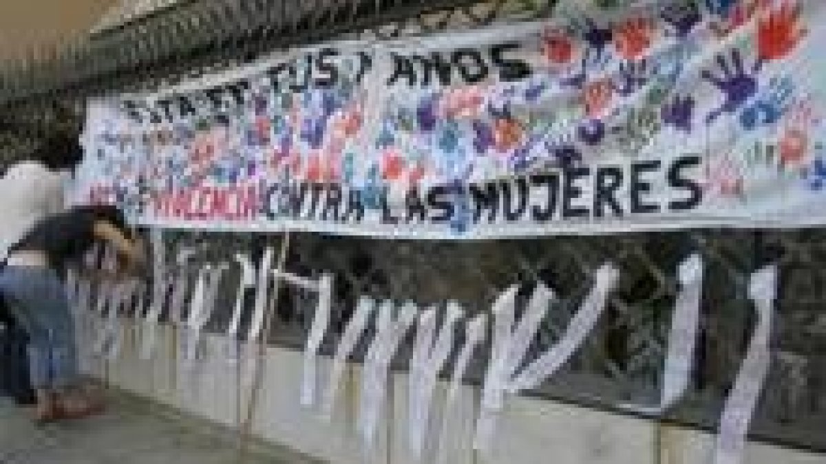 Un lazo blanco es atado a la verja por cada una de las víctimas
