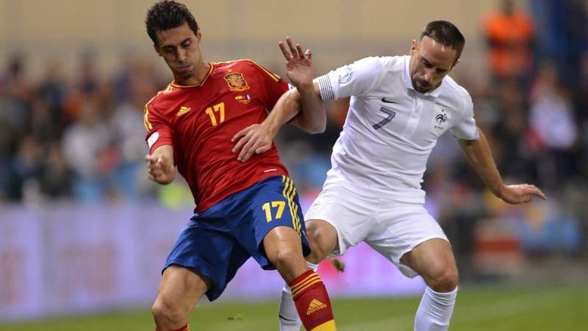 Arbeloa pugna por el balón con Ribery minutos antes de caer lesionado.