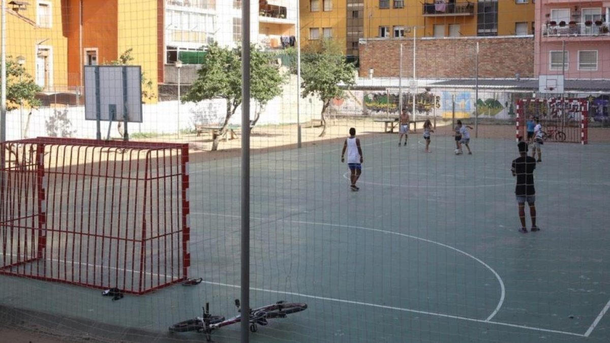 La pista de fútbol sala de la plaza de la Sardana, en Ripoll, que solían frecuentar los miembros de la célula yihadista