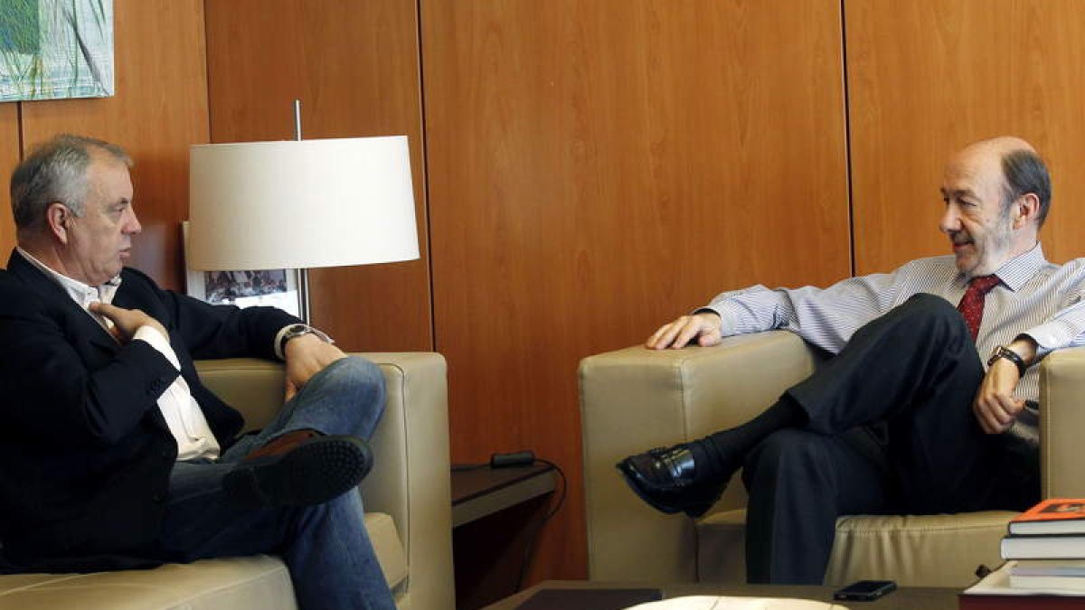 Pachi Vázquez y Alfredo Pérez Rubalcaba durante la reunión que mantuvieron ayer.