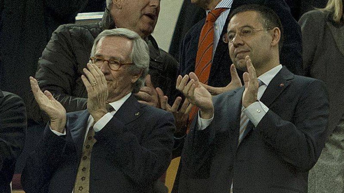 Josep Maria Bartomeu (derecha), nuevo presidente del Barça, junto a Xavier Trias, alcalde de Barcelona, en el palco del Camp Nou durante el partido contra el Málaga.