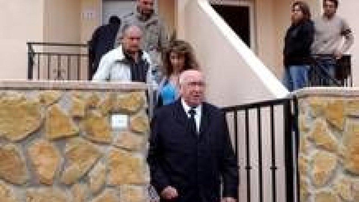 En el centro, el padre de Beatriz Ordóñez en su casa del municipio leonés de Villasimpliz