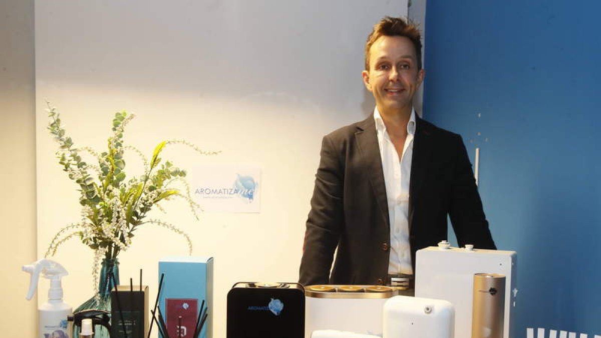Roberto Alfayete Álvarez, con algunos de los aromas y máquinas de difusión. RAMIRO