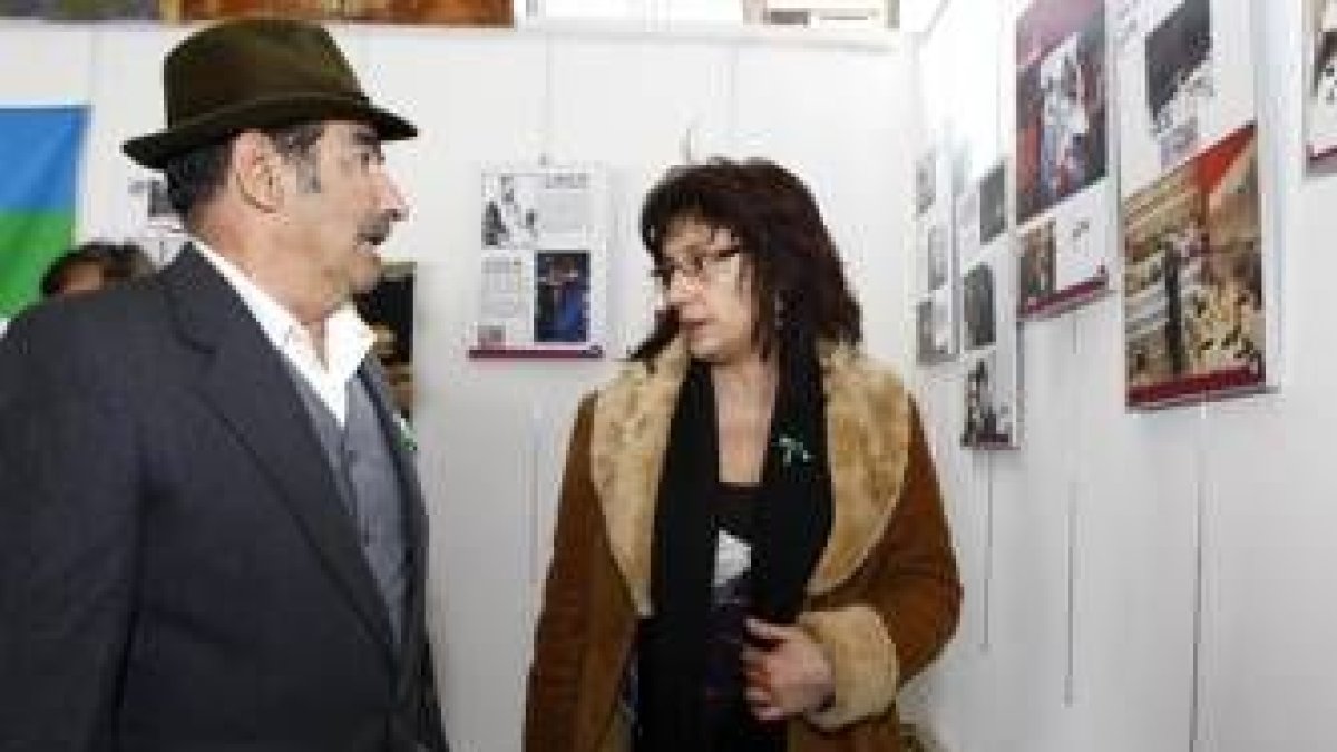Teresa Gutiérrez comenta las fotografías con José Martín «tío Gira»