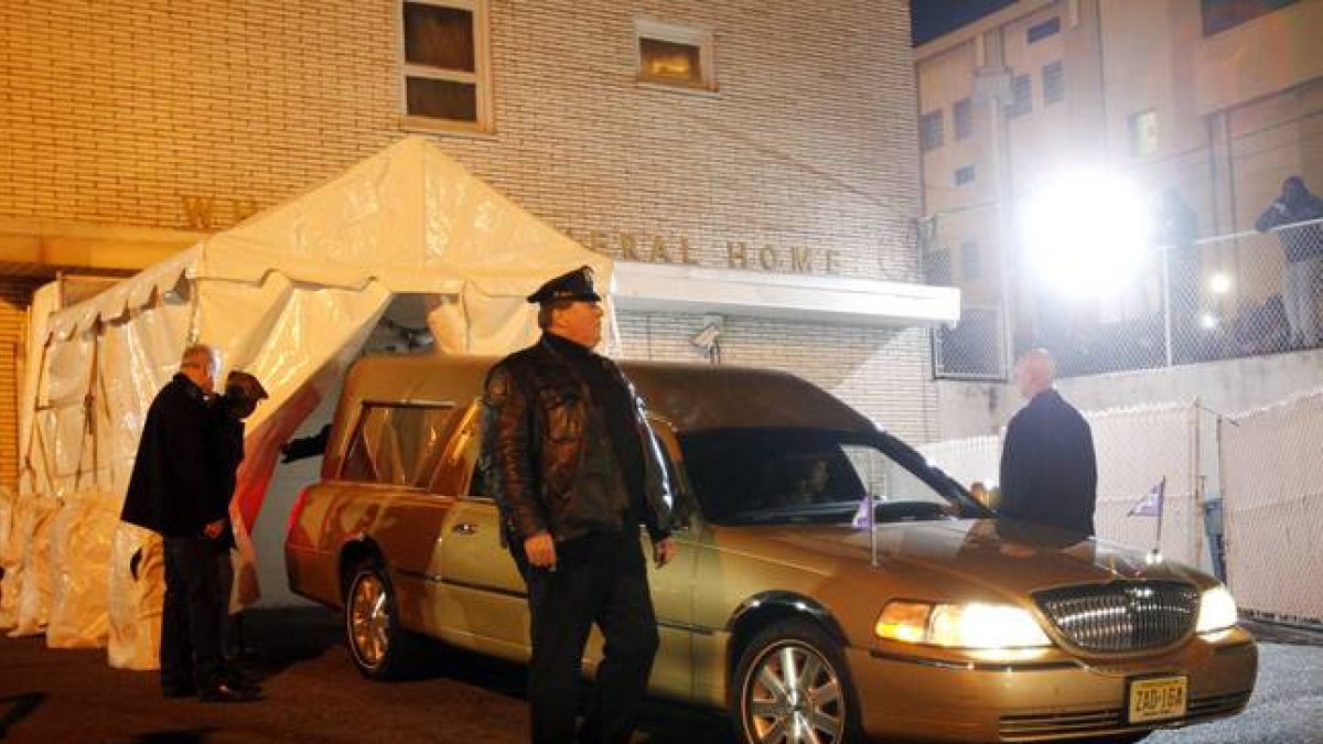 El vehículo que traslada los restos de Whitney Houston, a su llegada al tanatorio, esta madrugada, en Newark.