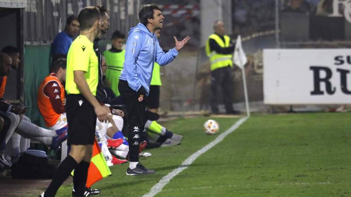 Edu Docampo se dirigió a sus futbolistas en el Municipal de la Línea para que llegaran con solvencia al ataque. ERASMO FENOY