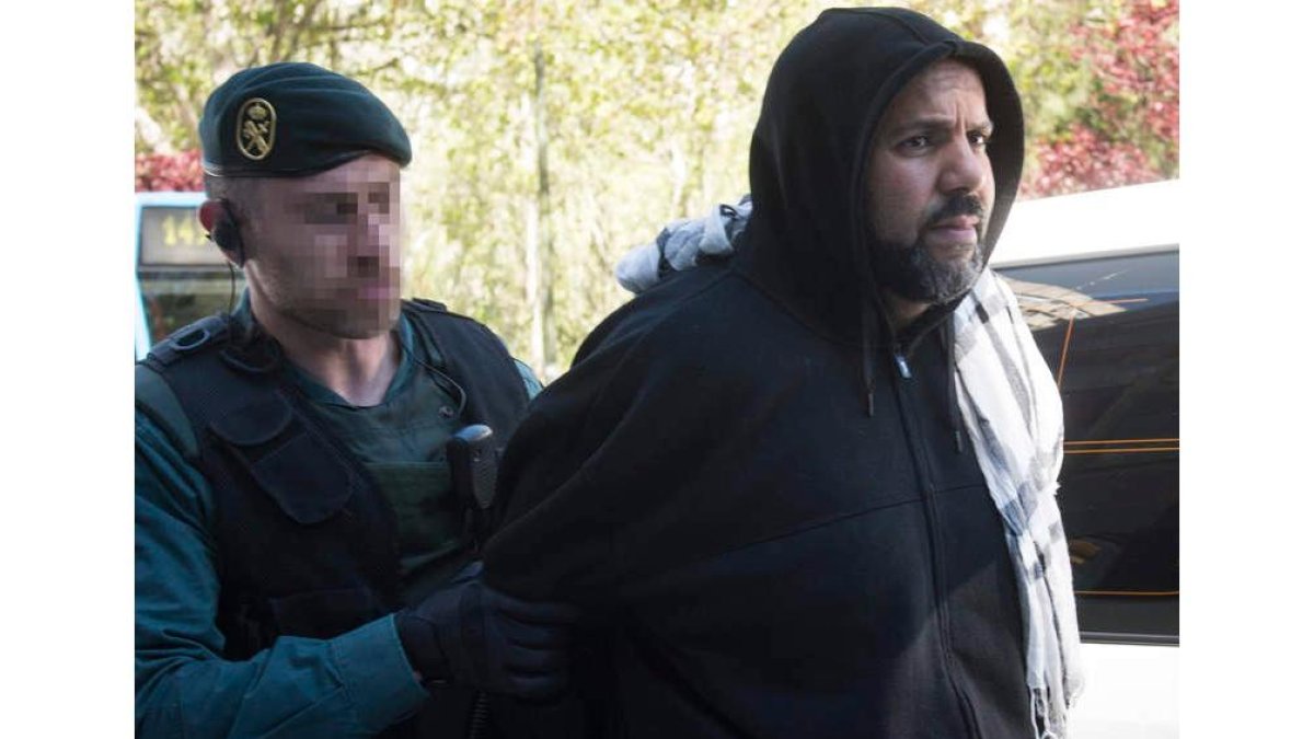 Uno de los cuatro detenidos ayer en la operación de la Guardia Civil. LUCA PIERGIOVANNI