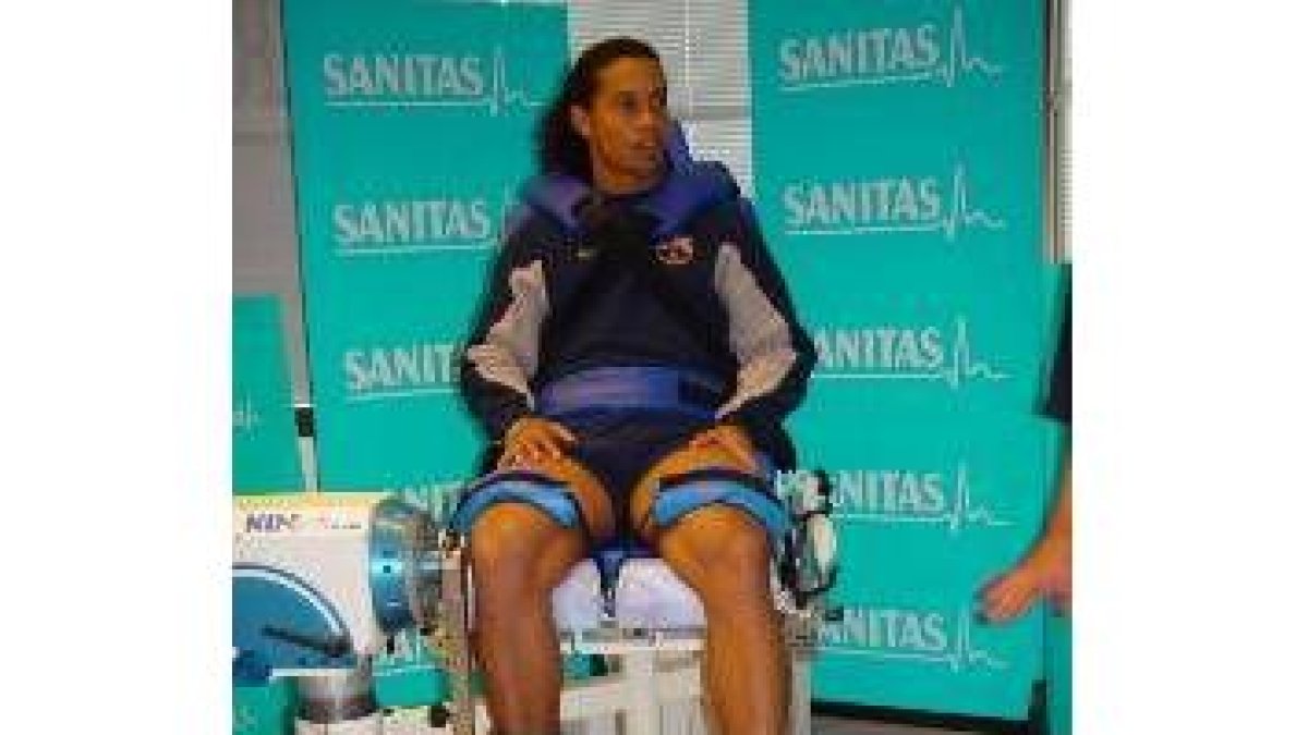 Ronaldinho continúa con la recuperación de su lesión en el bíceps