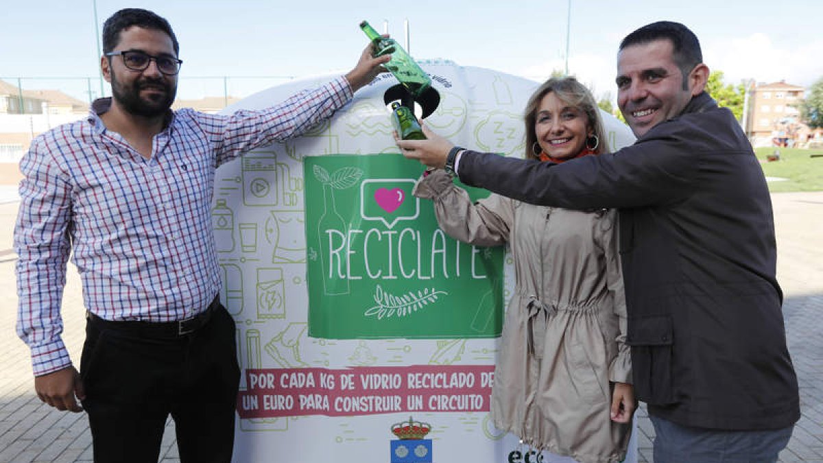 El representante de Ecodrio, Gancedo y Gómez reciclaron la primera botella de la campaña en julio. JESÚS