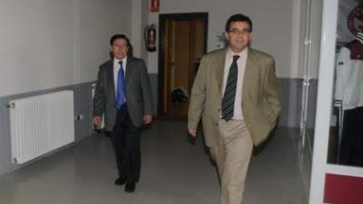 El administrador Emilio Guereñu, a la derecha, de visita en las dependencias del club leonés junto a