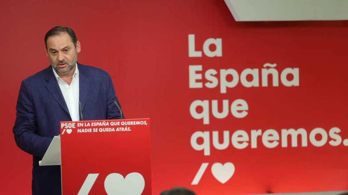 El portavoz del PSOE y ministro de Fomento, José Luis Ábalos, ayer durante su comparecencia tras las elecciones en Galicia y el País Vasco. JUANJO MARTÍN
