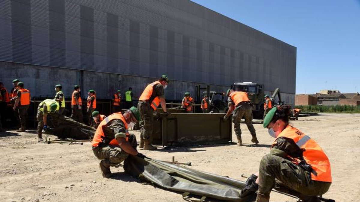 Efectivos militares están llegando a la localidad de Albalate de Cinca, situada en una de las comarcas de la provincia de Huesca limítrofes con Lérida, para colaborar en las tareas de control y apoyo a los 28 temporeros. JAVIER BLASCO