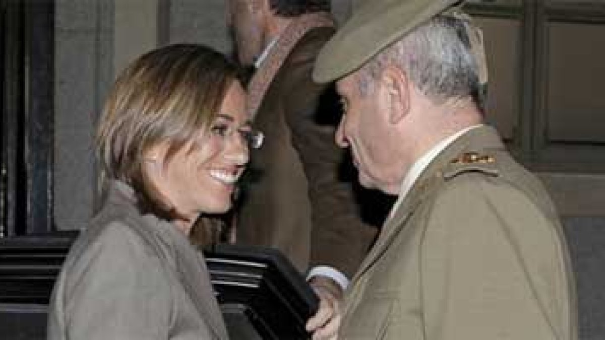 Carme Chacón, saluda al jefe de Estado Mayor del Ejército (JEME), el general Fulgencio Coll