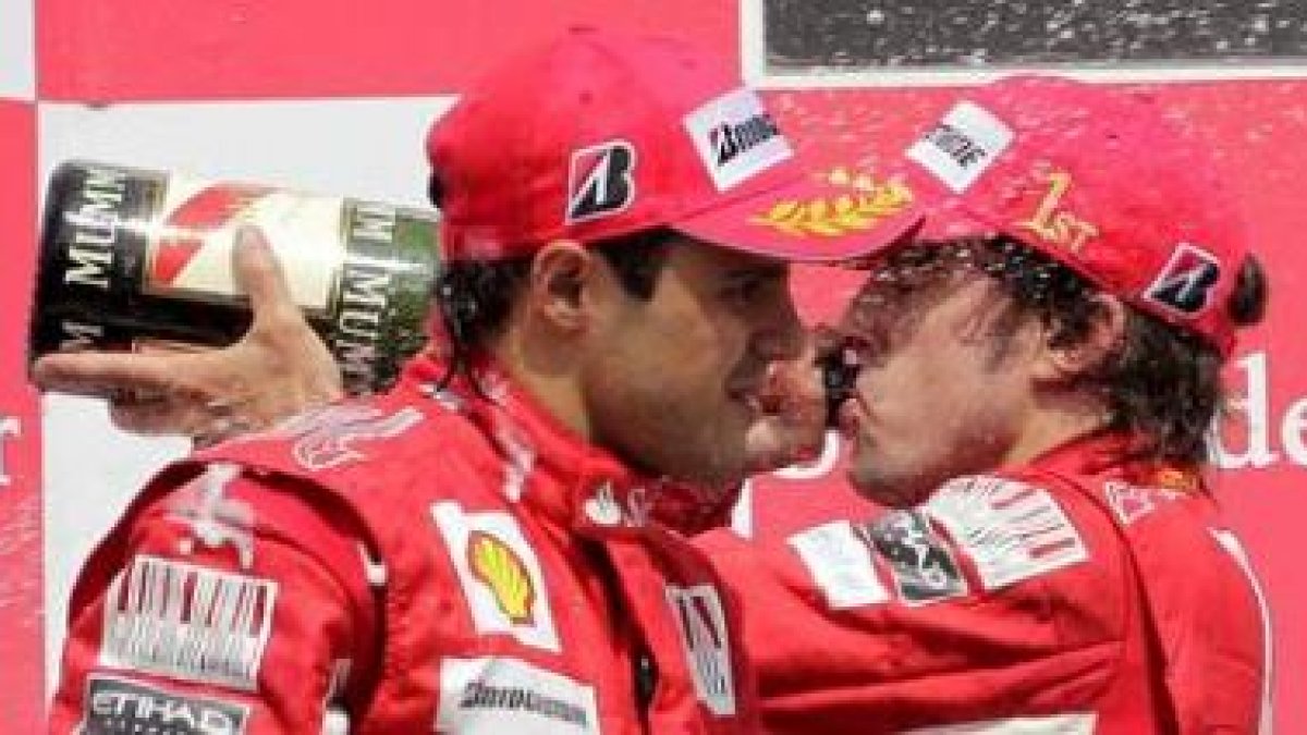 Fernando Alonso y Felipe Massa, en el podio del circuito de Hockenheim.