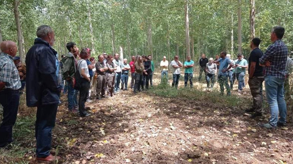 A la jornada celebrada ayer en Valencia de Don Juan acudieron unas 60 personas, algunas llegadas desde otras provincias. DL