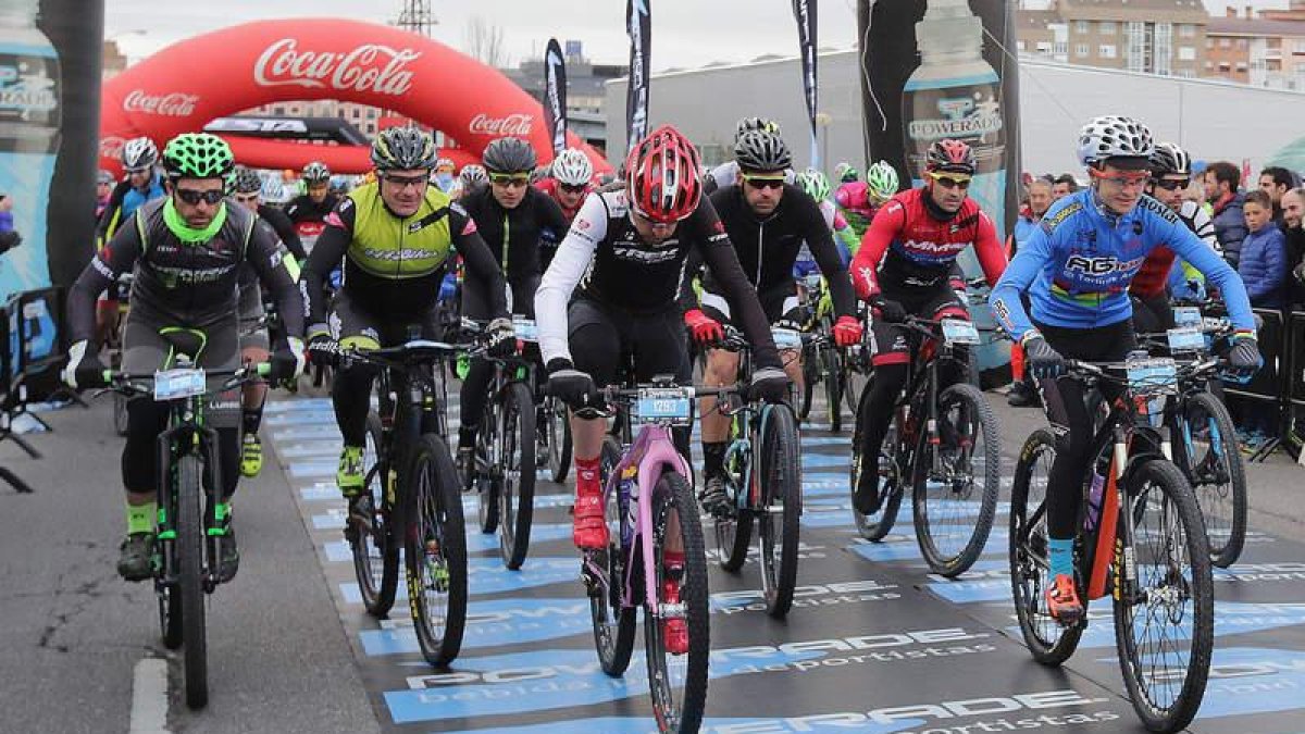 Un grupo de participantes transitan por el paso intermedio de la carrera. SECUNDINO/CARLOS CRESPO