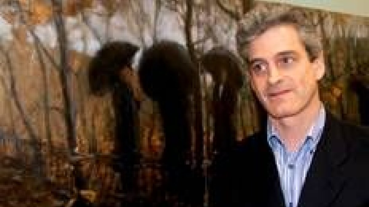 El artista natural de Illinois posa junto a una de las obras que expone en León