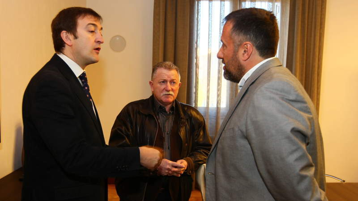 Joaquín Rodríguez, Jesús Fernández y Carlos Pollán, antes de firmar el convenio en la Diputación.