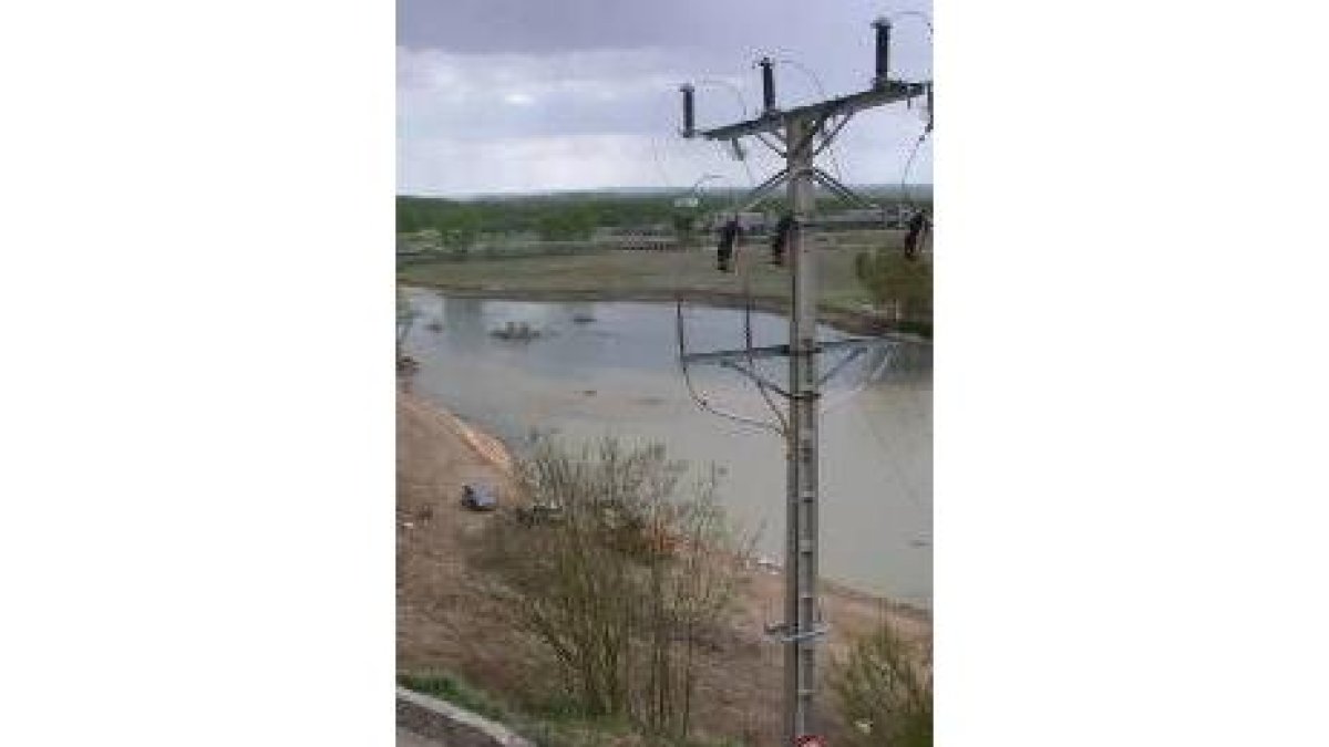 El nuevo paseo fluvial quedará libre de los cables de alta tensión