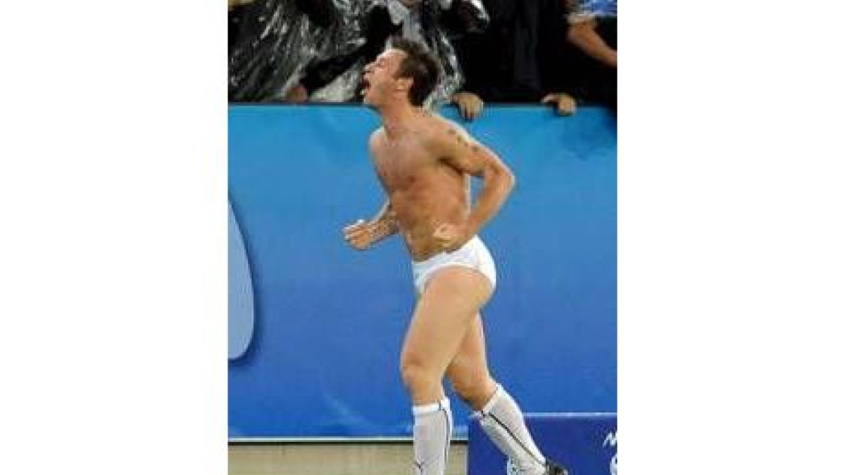 Sin complejos. Así celebró el italiano Antonio Cassano la victoria de su equipo contra Francia