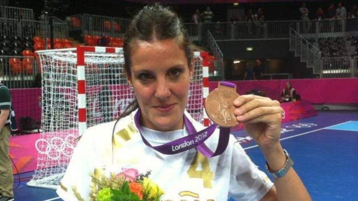 Cristina González posa con los trofeos del balonmano femenino.