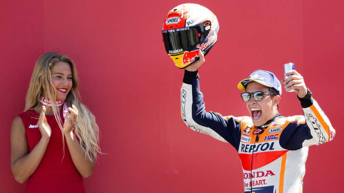Marc Márquez celebra el primer puesto en el podio en el Gran Premio de Holanda. VINCENT JANNINK