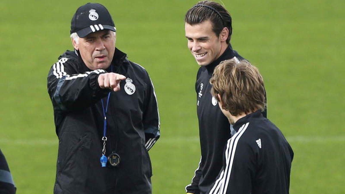 Ancelotti, junto a Bale y Modric, en el entrenamiento.