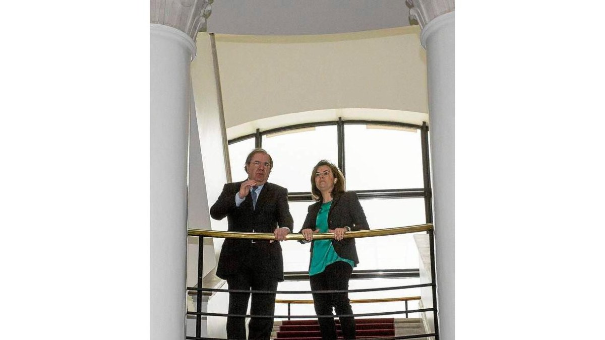 Herrera y Sáenz de Santamaría, en la escalinata de acceso al despacho del presidente.