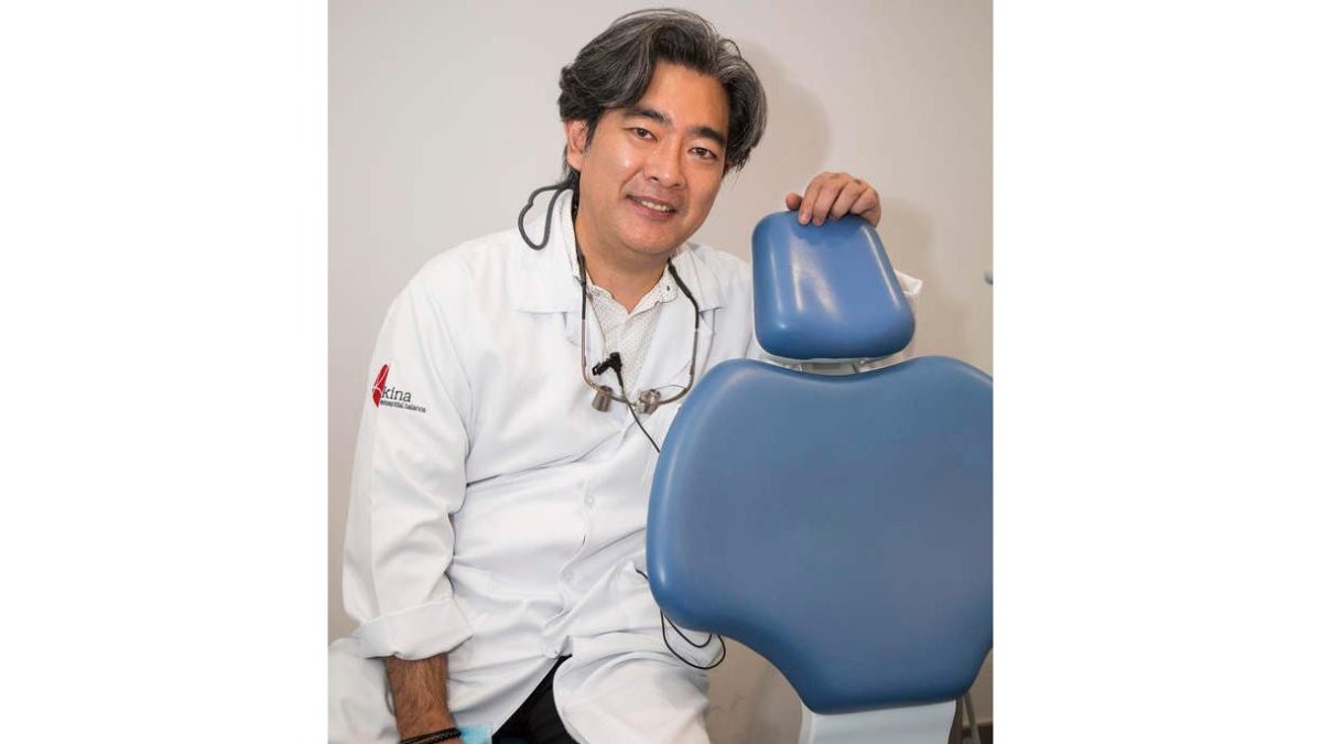 Sidney Kina, experto en estética dental, durante el curso impartido en León. FERNANDO OTERO PERANDONES