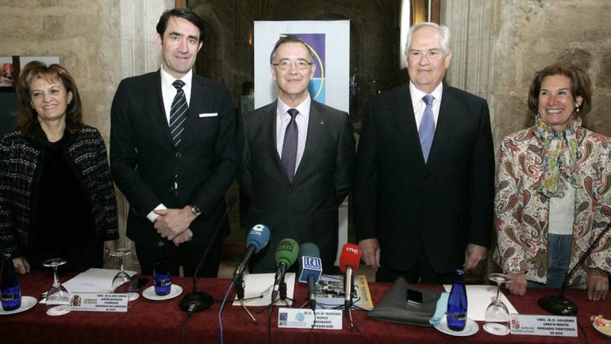 El presidente de la asociación Asprona León, José María Martínez (C), presenta el programa de actos con motivo de su 50 aniversario. Junto a él, (de I a D) la diputada delegada de Derechos Sociales de la Diputación Provincial, Isabel Fresno; el subdelegad
