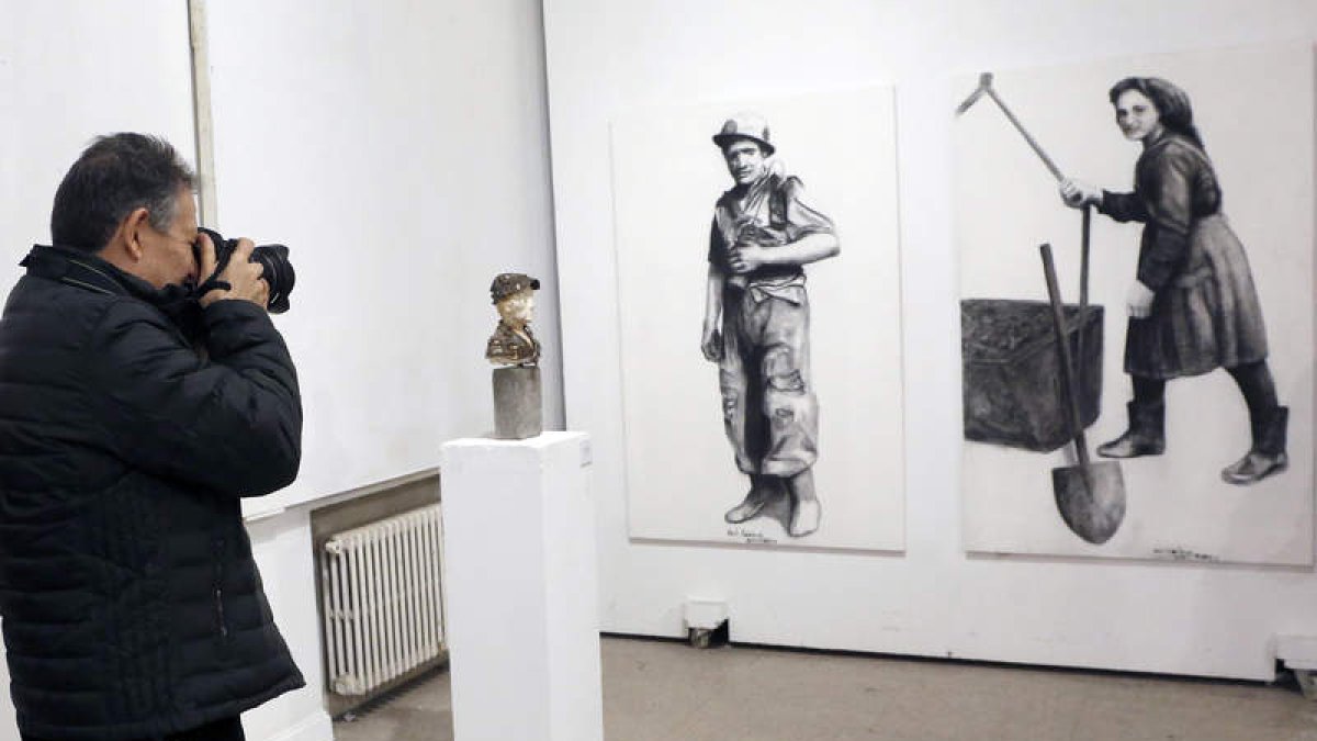 Imagen de la inauguración ayer en la Facultad de Bellas Artes de la Universidad Complutense de Madrid. RAQUEL P. VIECO