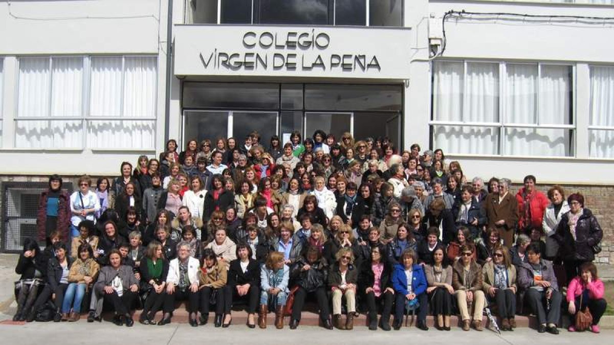 Foto de familia de las 160 ex internas, durante la celebración de los 50 años, en Bembibre.