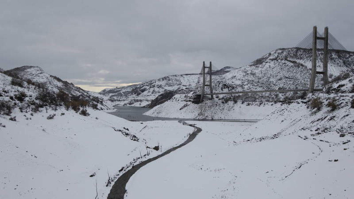 Pantano de Luna, a finales de noviembre, blanco por la primera nevada del invierno.