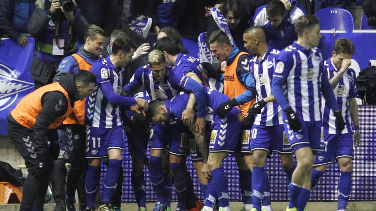 Los jugdores del Alavés fueron en masa a felicitar a Edgar por su histórico tanto. RUIZ DEL HIERRO