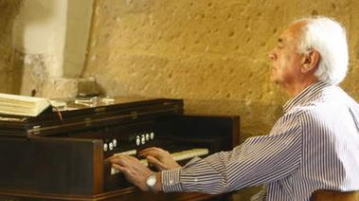 Santos Llamas y el pintor Ramón Villa, gran amigo de Crémer, con su mujer. A la derecha, el maestro