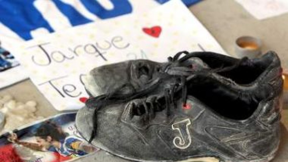 Unas botas de fútbol junto a una fotografía de Dani Jarque en la entrada 21 del nuevo estadio.