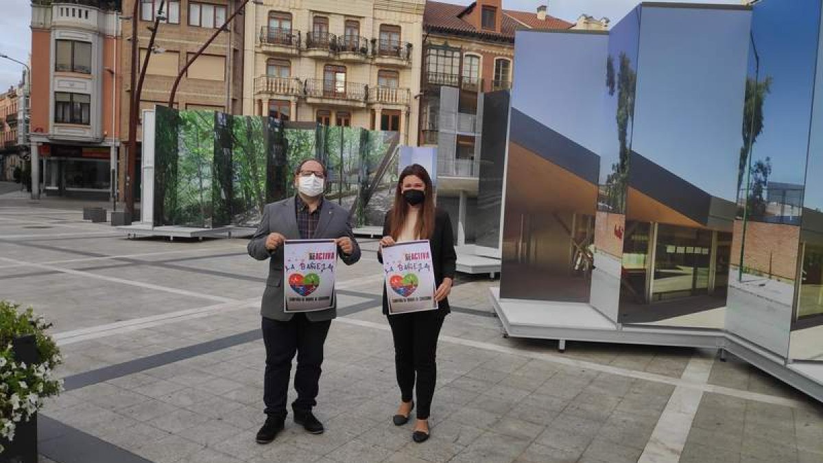 Javier Carrera y Elena Bailez durante la presentación de la campaña de bonos de consumo. A. R.