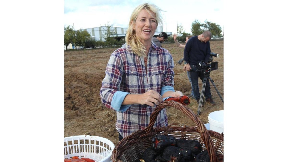 Ana Duato con una cesta de pimientos asados del Bierzo
