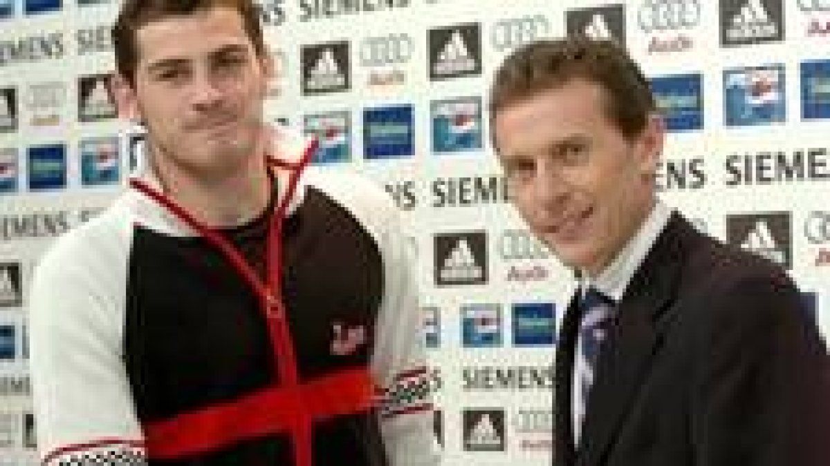 El portero del Madrid y de la selección española compareció ayer con el vicepresidente Butragueño