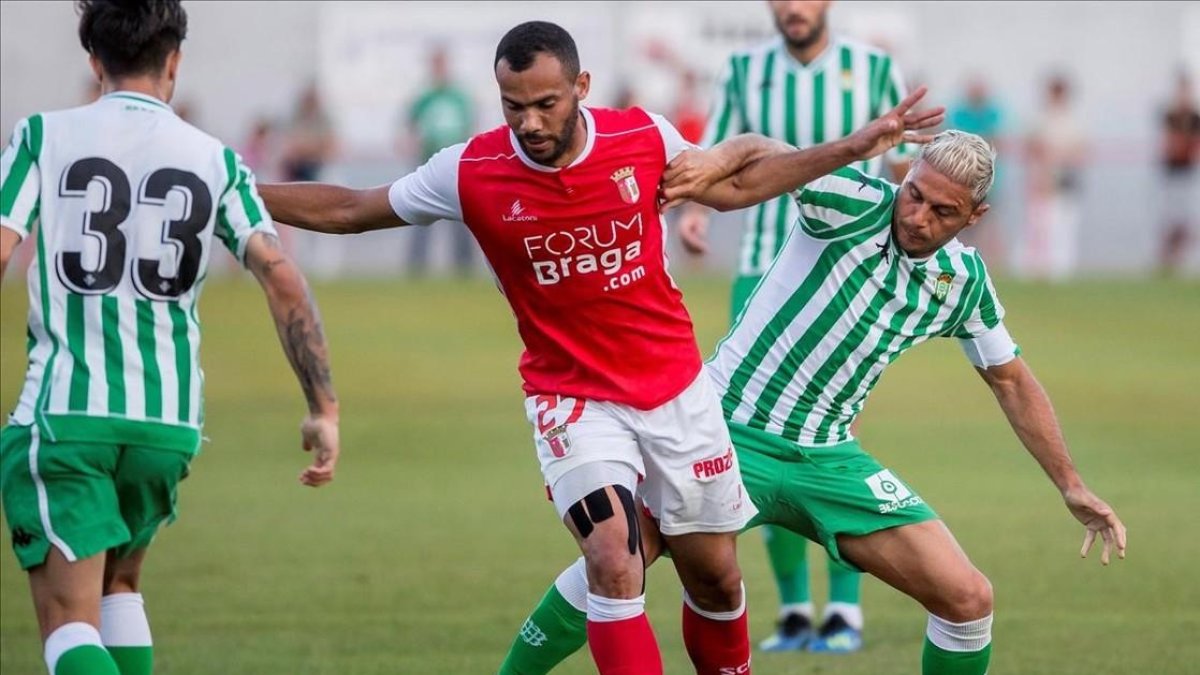 El jugador del Sporting de Braga Fransergio protege un balon ante Joaquin /
