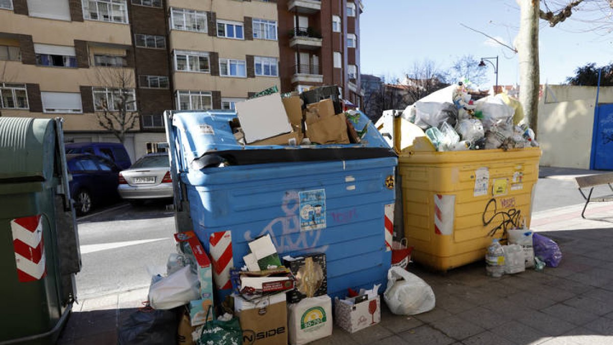 Basura acumulada en contenedores del centro de la ciudad. DL