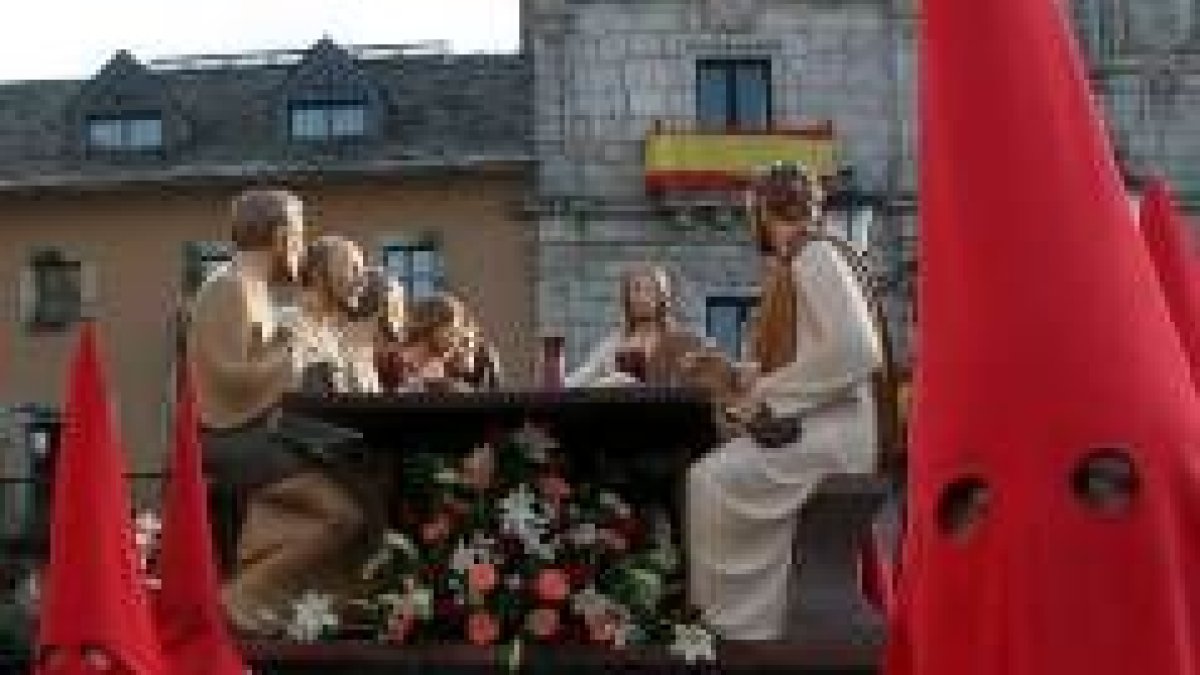 Pasos como la Urna y el Crucificado están expuestos en una carpa